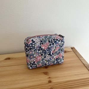 Mini pochette floreale trapuntata fatta a mano – Borsa per il trucco in cotone, borsa da toilette con cerniera, piccolo beauty case da viaggio