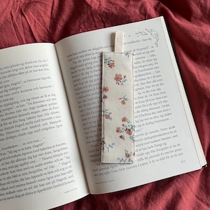 Floral Fabric Bookmark – Handmade Book Lover Gift – Cute Reading Accessory
