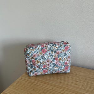 Piccola pochette floreale trapuntata fatta a mano – Borsa per il trucco in cotone, borsa da toilette con cerniera, piccolo beauty case da viaggio