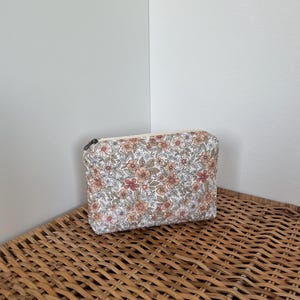Piccola pochette floreale trapuntata fatta a mano – Borsa per il trucco in cotone, borsa da toilette con cerniera, piccolo beauty case da viaggio