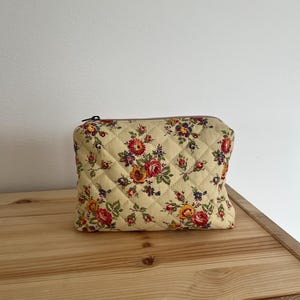 Piccola pochette floreale trapuntata fatta a mano – Borsa per il trucco in cotone, borsa da toilette con cerniera, piccolo beauty case da viaggio