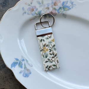 Handgjord blommig nyckelring i tyg
