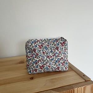 Mini pochette floreale trapuntata fatta a mano – Borsa per il trucco in cotone, borsa da toilette con cerniera, piccolo beauty case da viaggio