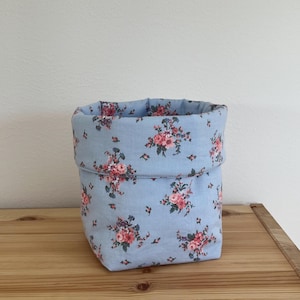 Contenitore portaoggetti / portatrucchi in tessuto floreale riciclato fatto a mano