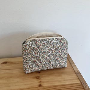 Piccola pochette floreale trapuntata fatta a mano – Borsa per il trucco in cotone, borsa da toilette con cerniera, piccolo beauty case da viaggio
