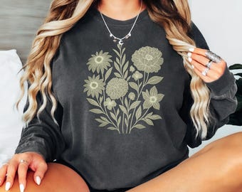 Minimalist Wildflower T-Shirt – Comfort Colors Vintage Botanical Floral Shirt – Boho Nature Graphic Tee for Women – Aesthetic Gift Idea