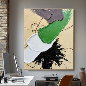 Pode incluir: Pintura abstrata com pinceladas pretas, brancas, verdes e cinzas sobre um fundo bege. A pintura est&aacute; pendurada em uma parede em um escrit&oacute;rio moderno.