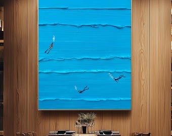 Op de afbeelding: Een levendig blauw abstract schilderij met getextureerde penseelstreken, dat figuren in het water afbeeldt. Het kunstwerk hangt boven een eettafel in een restaurant, met houten panelen en planken met flessen op de achtergrond.