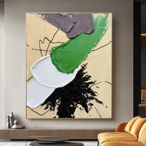 Pode incluir: Pintura abstrata com pinceladas grossas em tons de verde, branco, preto e cinza sobre um fundo bege.