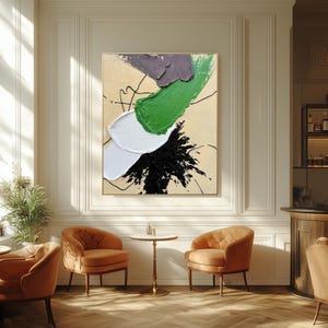 Pode incluir: Pintura abstrata com pinceladas verdes, brancas e pretas sobre um fundo bege. A pintura est&aacute; emoldurada e pendurada em uma parede branca em uma sala com m&oacute;veis marrons.