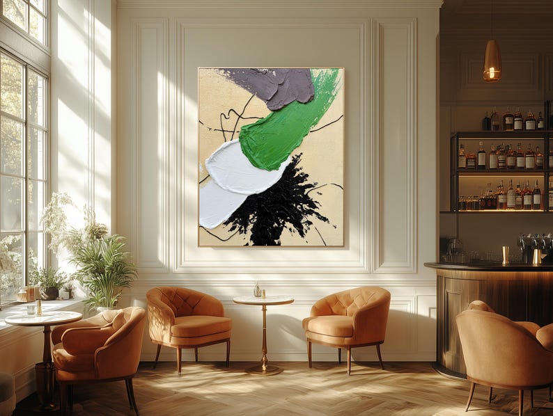 Pode incluir: Pintura abstrata com pinceladas verdes, brancas e pretas sobre um fundo bege. A pintura est&aacute; emoldurada e pendurada em uma parede branca em uma sala com m&oacute;veis marrons.