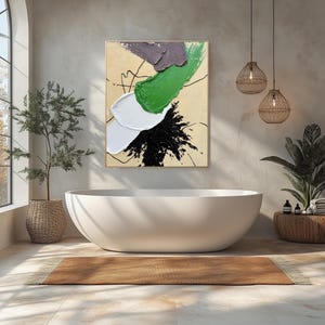 Pode incluir: Pintura abstrata com pinceladas pretas, brancas, verdes e cinzas sobre um fundo bege. A pintura est&aacute; pendurada em uma parede de um banheiro com uma banheira branca, uma planta em vaso e duas lumin&aacute;rias pendentes.