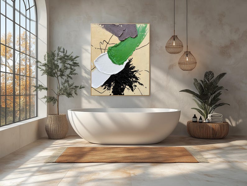 Pode incluir: Pintura abstrata com pinceladas pretas, brancas, verdes e cinzas sobre um fundo bege. A pintura est&aacute; pendurada em uma parede de um banheiro com uma banheira branca, uma planta em vaso e duas lumin&aacute;rias pendentes.