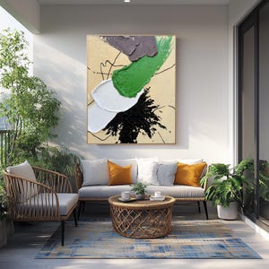 Pode incluir: Uma pintura abstrata moderna com pinceladas verdes, brancas, pretas e cinzas sobre um fundo bege. A pintura est&aacute; pendurada em uma parede de uma sala de estar com um sof&aacute;, plantas e uma mesa de centro.