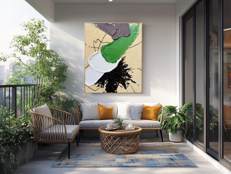 Pode incluir: Uma pintura abstrata moderna com pinceladas verdes, brancas, pretas e cinzas sobre um fundo bege. A pintura est&aacute; pendurada em uma parede de uma sala de estar com um sof&aacute;, plantas e uma mesa de centro.