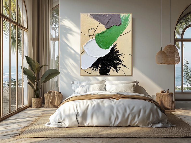 Pode incluir: Pintura abstrata com pinceladas brancas, verdes, pretas e cinzas sobre um fundo bege. A pintura est&aacute; pendurada em uma parede de um quarto com uma cama branca e uma manta marrom.