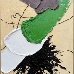 Pode incluir: Pintura abstrata com camadas grossas de tinta em tons de verde, branco, preto e cinza sobre um fundo bege.