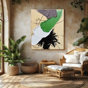 Pode incluir: Pintura abstrata com pinceladas verdes, brancas, pretas e cinzas sobre um fundo bege. A pintura &eacute; emoldurada e pendurada em uma parede de uma sala com uma cadeira e um pufe de vime.