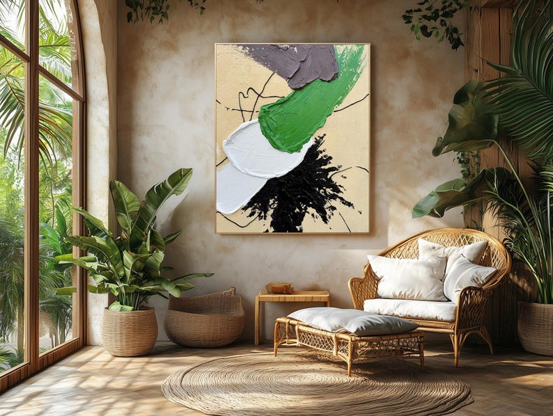Pode incluir: Pintura abstrata com pinceladas verdes, brancas, pretas e cinzas sobre um fundo bege. A pintura &eacute; emoldurada e pendurada em uma parede de uma sala com uma cadeira e um pufe de vime.
