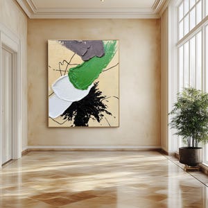 Pode incluir: Pintura abstrata com pinceladas brancas, verdes, pretas e cinzas sobre um fundo bege. A pintura est&aacute; emoldurada e pendurada em uma parede em um quarto com molduras brancas e uma janela grande.