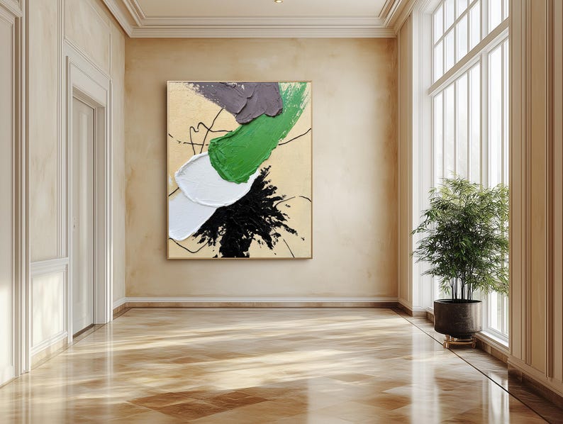 Pode incluir: Pintura abstrata com pinceladas brancas, verdes, pretas e cinzas sobre um fundo bege. A pintura est&aacute; emoldurada e pendurada em uma parede em um quarto com molduras brancas e uma janela grande.
