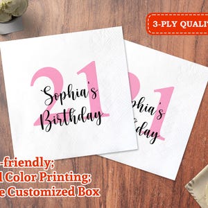 Puede incluir: Servilletas de papel blancas con un "21" rosa y el texto "Sophia's Birthday" en escritura negra. Las servilletas están sobre una superficie de madera. Las servilletas son de calidad de 3 capas.