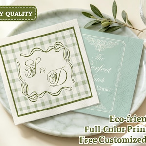 Puede incluir: Dos servilletas de papel cuadradas de calidad de 3 capas. Una servilleta tiene un borde de cuadros vichy verde salvia con un marco de cintas y las letras S & D. La otra es verde salvia con texto blanco The Perfect Match y Daniel.