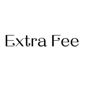 Puede incluir: Las palabras "Extra Fee" se muestran en negro, con una fuente serifada elegante, sobre un fondo blanco liso. El texto está centrado, con las letras que aparecen en un estilo clásico, ligeramente ornamentado.
