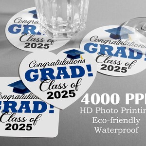 Peut inclure: Sous-verres de graduation blancs avec le texte bleu "Félicitations GRAD! Classe de 2025". Les sous-verres sont ronds, carrés et en forme de cœur, avec un motif de toque de diplômé. L'image comprend également un verre et le texte "4000 PPI, HD Photo Printing, Eco-friendly, Waterproof".