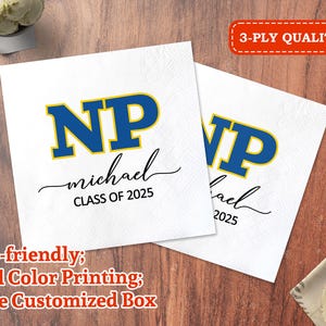 以下が含まれることがあります： 青と黄色の「NP」と「michael CLASS OF 2025」の文字が入った白い紙ナプキン。 ナプキンは3層品質で環境に優しいです。 木製の表面にあります。