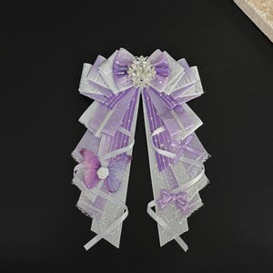 Puede incluir: Una taza de cerámica blanca con un asa negra y el texto "But First, Coffee" en negro, con una fuente de estilo manuscrito. La taza está sobre una superficie blanca.