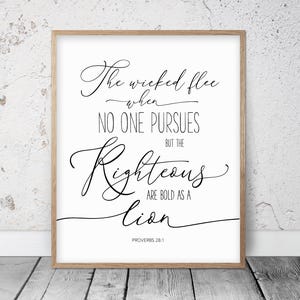 Peut inclure: Impression encadrée avec un fond blanc et du texte calligraphié noir. Le texte se lit comme suit : « Les méchants fuient quand personne ne poursuit, mais les justes sont audacieux comme un lion » avec « Proverbes 28:1 » en bas.