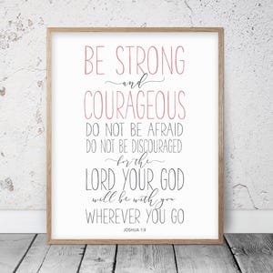 Wees sterk en moedig, Joshua 1:9, roze bijbelvers afdrukbare muurkunst, christelijke geschenken, decor kinderkamer meisje, schriftafdrukken, klas