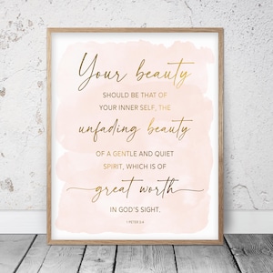 Puede incluir: Una impresión acuarela rosa y dorada con una cita sobre la belleza interior. La cita dice: "Tu belleza debe ser la de tu ser interior, la belleza imperecedera de un espíritu apacible y tranquilo, que es de gran valor a los ojos de Dios." La cita se atribuye a 1 Pedro 3:4.