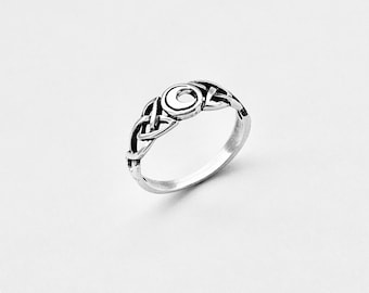 Keltisk halvmånering i sterlingsilver: Ringar i treenighetsknutdesign