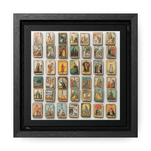 Puede incluir: Obra de arte enmarcada con una colección de cartas de tarot vintage. Las cartas están dispuestas en un patrón de cuadrícula sobre un fondo blanco, encerradas en un marco negro. Las cartas muestran varias ilustraciones y símbolos, con una estética antigua y desgastada.