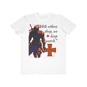 Puede incluir: Camiseta blanca con una ilustración estilizada de un caballero con armadura, una espada y un símbolo de cruz. El texto dice: "Mientras otros duermen, nosotros vigilamos."