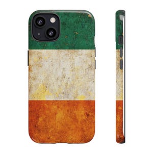 以下が含まれることがあります： アイルランド国旗のデザインが施された携帯電話ケース。ケースは、国旗の緑、白、オレンジの色で、使い古された質感があります。ケースは前面と側面から表示され、保護設計を強調しています。