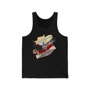 Könnte beinhalten: Schwarzes Tanktop mit einem Adler-Grafik und dem Text "Dave's Tater Grill Annual Spawn". Das Adler-Design verwendet rote, weiße und blaue Farben.