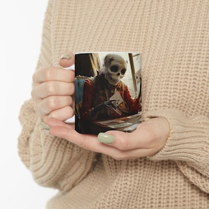Caneca de cerâmica com tema de cartas de baralho de esqueleto, xícara de café gótica, decoração de Halloween, presente exclusivo para ela, caneca de café com leite estampada, utensílios para bebidas assustadores