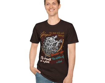以下が含まれることがあります： 暗い茶色のTシャツ。オオカミのイラストが描かれており、「Gleipnir」、「猫の足音」、「魚の息」、「鳥の唾」などのテキストが含まれています。