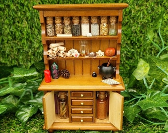 ドールハウスのミニチュア ドレッサー 1:12 スケールの薬屋の骨董品キャビネット、ミニチュア ポーション用、大釜と杖付き