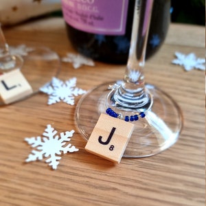 Dije de copa de vino personalizado: dije de copa de vino con monograma de letra inicial de mosaico de Scrabble