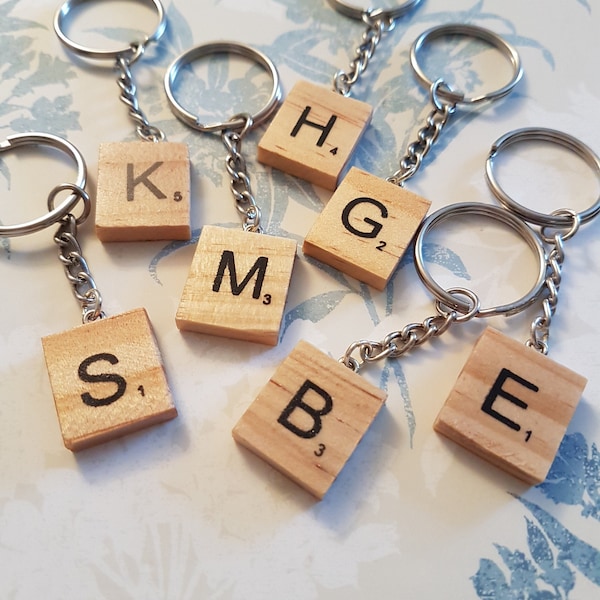 Porte-clés en tuiles de Scrabble - Porte-clés initial personnalisé en bois avec monogramme de lettre