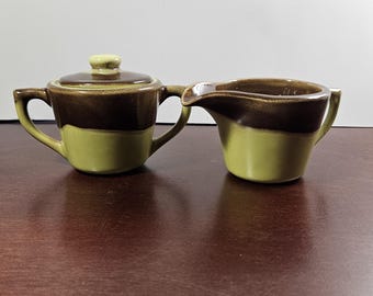 Jarrón Bauer de cerámica MCM para crema y azúcar, esmalte Mission Moderne Chartreuse y Brown con efecto goteo.