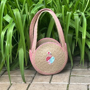Girls Jute Round Bag – Handmade Straw Purse with Flamingo Patch – Toddler Summer Crossbody – Eco-Friendly Gift for Kids (Ages 3-7)