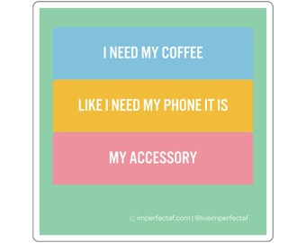 Puede incluir: Una pegatina cuadrada con un borde verde menta y tres barras horizontales de colores. La barra superior es azul claro y dice "I NEED MY COFFEE". La barra del medio es amarilla y dice "LIKE I NEED MY PHONE IT IS". La barra inferior es rosa y dice "MY ACCESSORY".