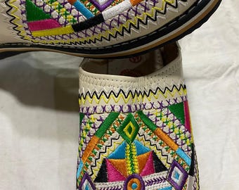 Babuchas marroquíes hechas a mano – Piel auténtica suave – Bordado bereber colorido – Zapatillas tradicionales hechas a mano