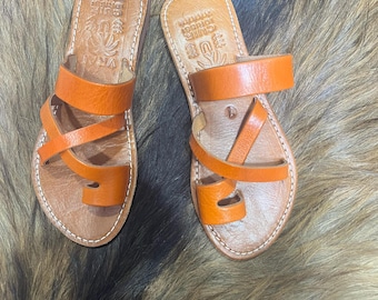 Handgefertigte marokkanische Ledersandalen für Damen – Orangefarbene Sommersandalen – Echtlederschuhe – Kunsthandwerk aus Marrakesch