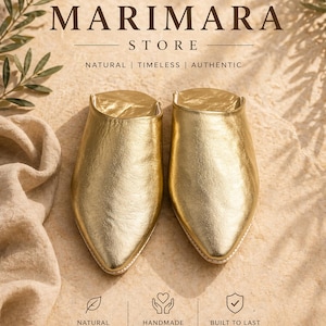 Könnte beinhalten: Ein Paar goldene Lederschuhe mit spitzer Zehenpartie, präsentiert auf neutralem Hintergrund. Das Bild enthält den Text "MARIMARA STORE" und die Sätze "NATURAL, TIMELESS, AUTHENTIC", "NATURAL LEATHER", "HANDMADE WITH CARE" und "BUILT TO LAST MADE TO LOVE".